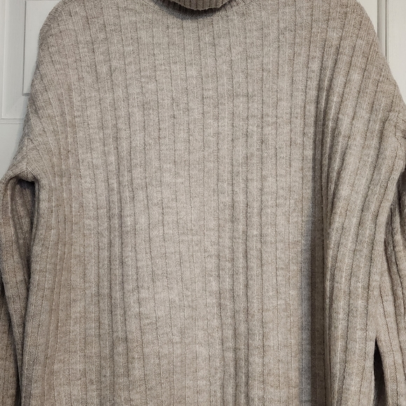 H&M Oversized Sweater/Roll Neck - Picture 2 of 5